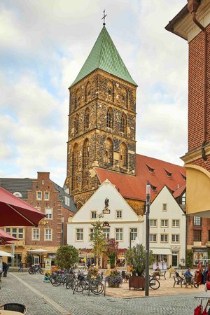 Marktplatz und Pfarrkirche St. Dionysius Rheine (Foto: Philipp Fölting, Münsterland e.V.)