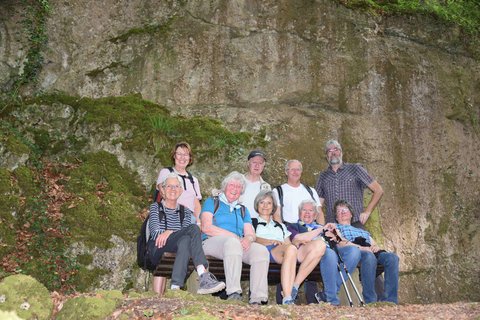 Gruppenbild unter einem Felsen